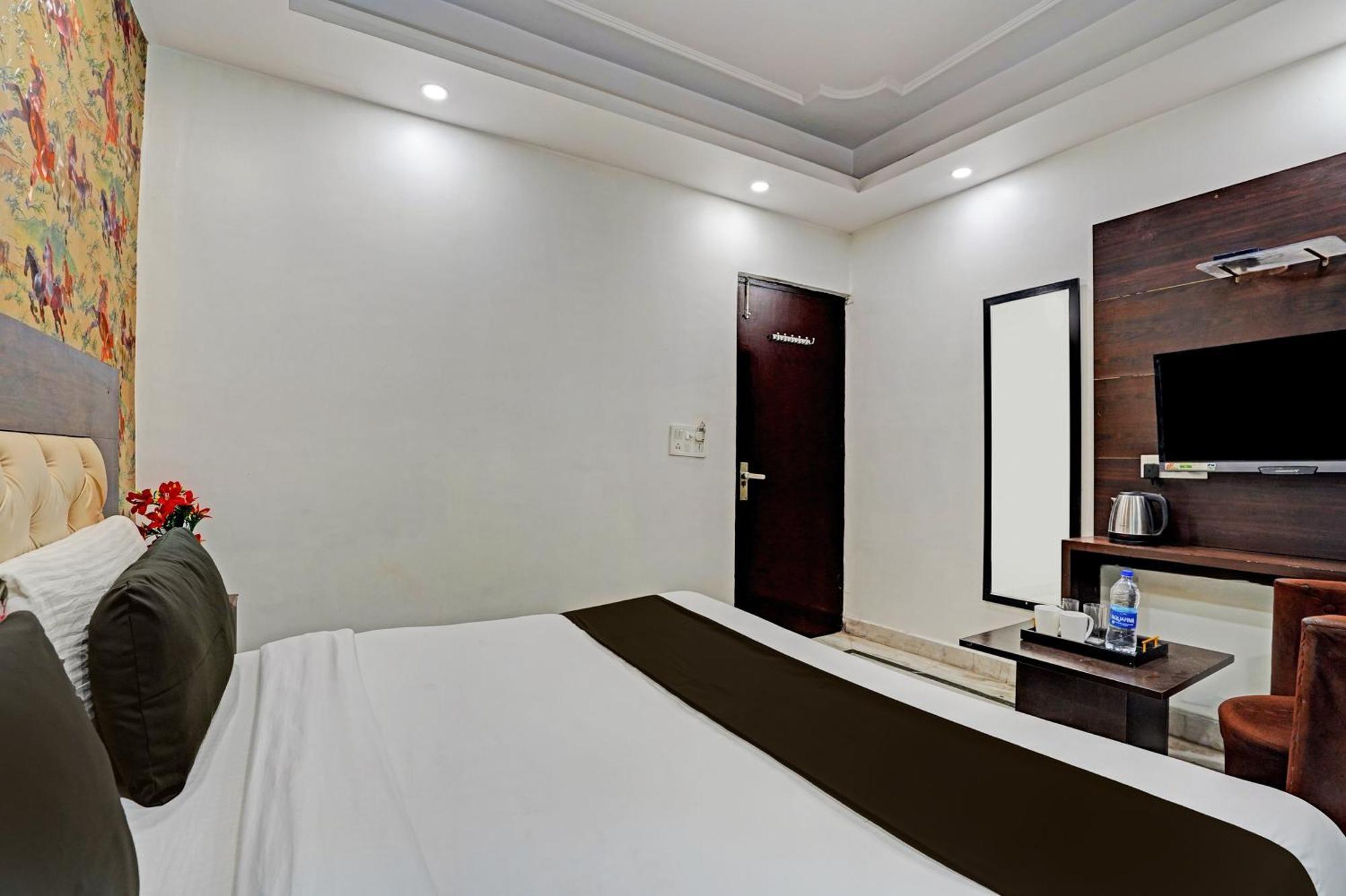 Hotel Collection O Noida Saffron Exterior foto
